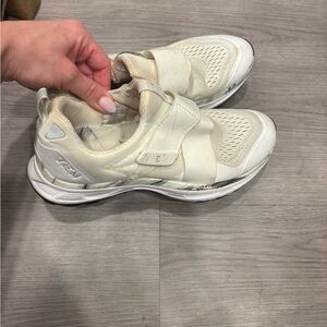 TIEM slipstream spin/cycle sneaker size 7, white